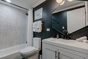 Modern Luxury 4 Bed/3.5 Bath with Garage Parking! by AllSet Turnover