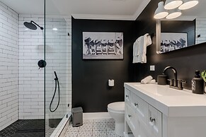 Modern Luxury 4 Bed/3.5 Bath with Garage Parking! by AllSet Turnover