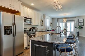 3 BR 3 BTH - UIC, Med Dist & Down Town + Garage by AllSet Turnover