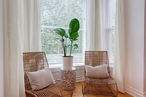 Breathtaking & Bright: Designer 2BD with Garage by AllSet Turnover