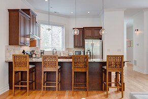 Breathtaking & Bright: Designer 2BD with Garage by AllSet Turnover