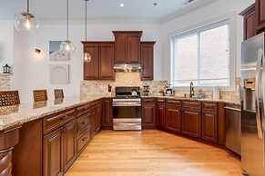 Breathtaking & Bright: Designer 2BD with Garage by AllSet Turnover