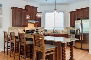 Breathtaking & Bright: Designer 2BD with Garage by AllSet Turnover