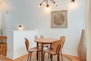 Breathtaking & Bright: Designer 2BD with Garage by AllSet Turnover