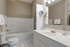 Spacious & Elegant Old Town Duplex by AllSet Turnover