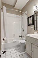 Spacious & Elegant Old Town Duplex by AllSet Turnover