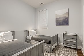 Spacious & Elegant Old Town Duplex by AllSet Turnover