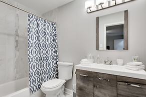 3 br/2 ba w/ Building Laundry by IL Med District by AllSet Turnover