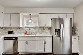 3 br/2 ba w/ Building Laundry by IL Med District by AllSet Turnover