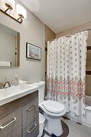 3 br/2 ba w/ Building Laundry by IL Med District by AllSet Turnover