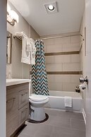 Bright 3 bed w/ laundry & parking 8min downtown by AllSet Turnover