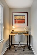 Bright 3 bed w/ laundry & parking 8min downtown by AllSet Turnover