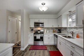 Bright 3 bed w/ laundry & parking 8min downtown by AllSet Turnover