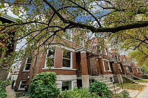 Spacious & Clean Ukrainian Village 2 Bedroom! by AllSet Turnover