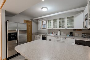 Spacious & Clean Ukrainian Village 2 Bedroom! by AllSet Turnover