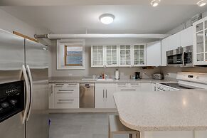 Spacious & Clean Ukrainian Village 2 Bedroom! by AllSet Turnover