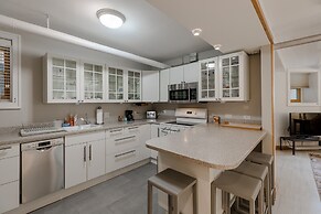 Spacious & Clean Ukrainian Village 2 Bedroom! by AllSet Turnover