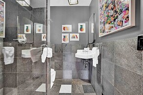 Artfully Designed Single Family Home West Loop by AllSet Turnover