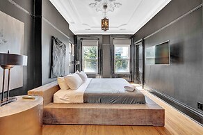 Artfully Designed Single Family Home West Loop by AllSet Turnover