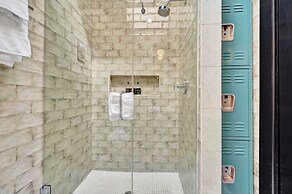 Artfully Designed Single Family Home West Loop by AllSet Turnover