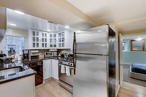 2 Cozy Bedrooms in a Hidden Wicker Park Gem! by AllSet Turnover