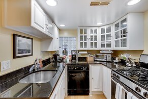 2 Cozy Bedrooms in a Hidden Wicker Park Gem! by AllSet Turnover