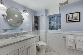 2 Cozy Bedrooms in a Hidden Wicker Park Gem! by AllSet Turnover