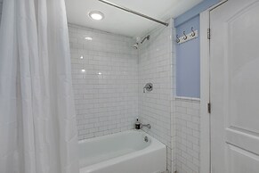 2 Cozy Bedrooms in a Hidden Wicker Park Gem! by AllSet Turnover