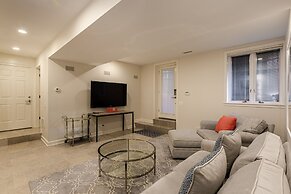 Perfect 1BR in Lincoln Park - Steps to DePaul! by AllSet Turnover