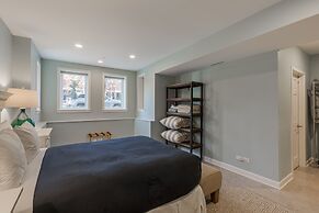 Perfect 1BR in Lincoln Park - Steps to DePaul! by AllSet Turnover