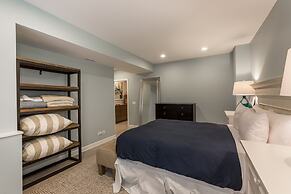 Perfect 1BR in Lincoln Park - Steps to DePaul! by AllSet Turnover