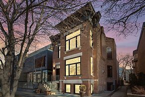 Perfect 1BR in Lincoln Park - Steps to DePaul! by AllSet Turnover