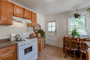Bright and Charming 2 Bed Apartment in Evanston by AllSet Turnover