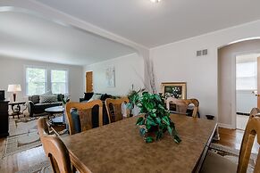 Bright and Charming 2 Bed Apartment in Evanston by AllSet Turnover
