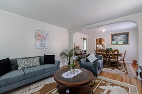 Bright and Charming 2 Bed Apartment in Evanston by AllSet Turnover
