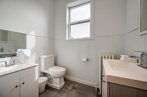 Huge Lincoln Park 6 Bed Duplex with Free Parking! by AllSet Turnover