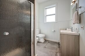 Huge Lincoln Park 6 Bed Duplex with Free Parking! by AllSet Turnover