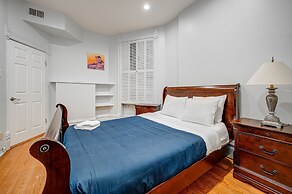 Huge Lincoln Park 6 Bed Duplex with Free Parking! by AllSet Turnover