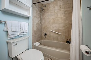 Huge Lincoln Park 6 Bed Duplex with Free Parking! by AllSet Turnover