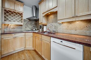 Huge Lincoln Park 6 Bed Duplex with Free Parking! by AllSet Turnover