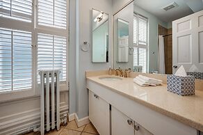 Huge Lincoln Park 6 Bed Duplex with Free Parking! by AllSet Turnover