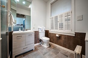 Huge Lincoln Park 6 Bed Duplex with Free Parking! by AllSet Turnover