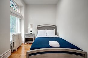 Huge Lincoln Park 6 Bed Duplex with Free Parking! by AllSet Turnover