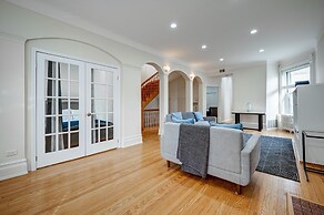 Huge Lincoln Park 6 Bed Duplex with Free Parking! by AllSet Turnover