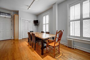 Huge Lincoln Park 6 Bed Duplex with Free Parking! by AllSet Turnover