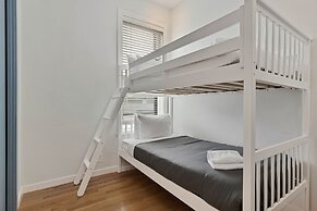 Huge Lincoln Park 6 Bed Duplex with Free Parking! by AllSet Turnover