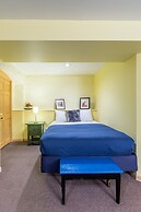 Cozy Lincoln Park Studio - Steps to Zoo! by AllSet Turnover