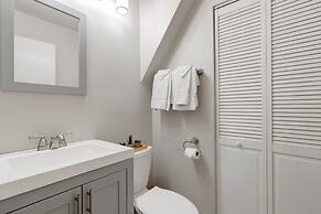 Charming & Bright Multilevel Townhome with Parking by AllSet Turnover