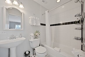 Old Town 3bd 3ba Coach House, Garage Parking Incl by AllSet Turnover