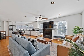 Old Town 3bd 3ba Coach House, Garage Parking Incl by AllSet Turnover